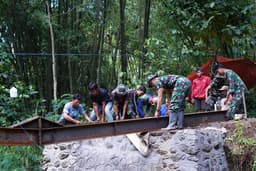 TMMD Ke-127 Kodim 0808 Blitar Kebut Pengelasan WF Jembatan di Desa Krisik