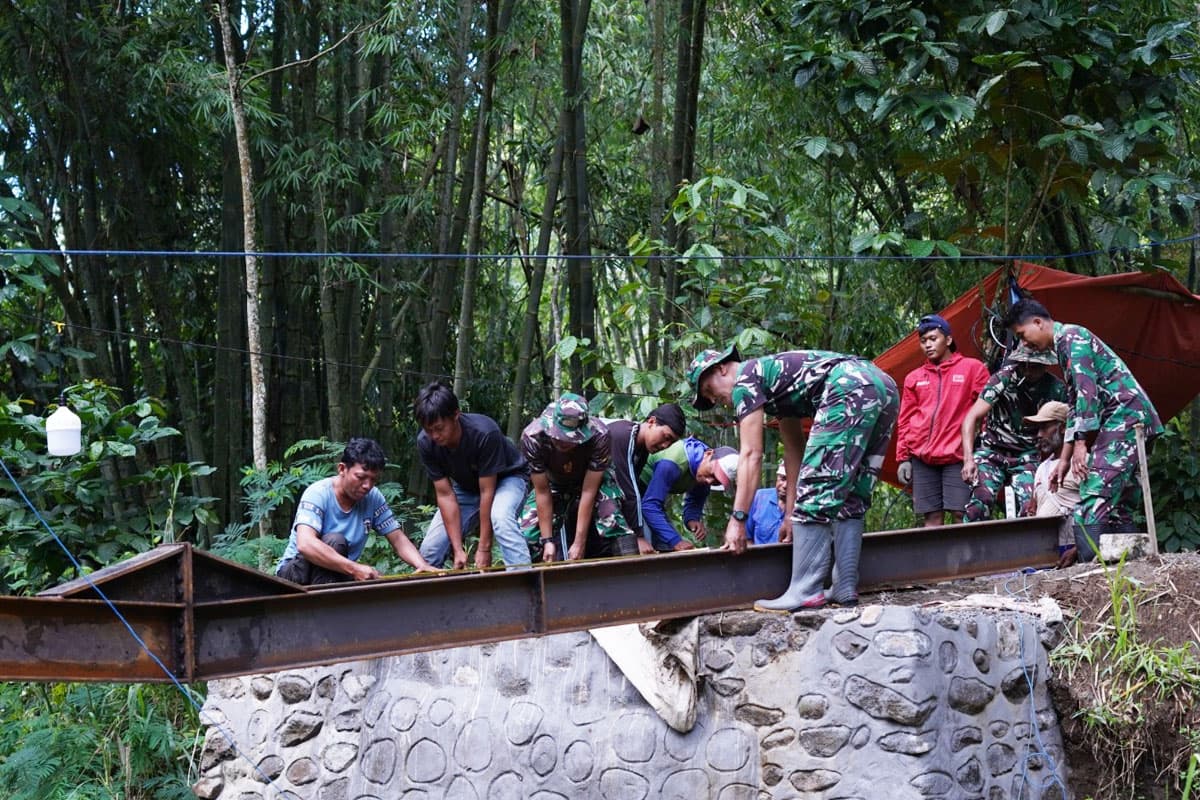 TMMD Ke-127 Kodim 0808 Blitar Kebut Pengelasan WF Jembatan di Desa Krisik