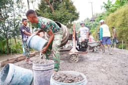 TMMD ke-127 Kodim 0808 Blitar, Pengecoran Rabat Jalan di Desa Krisik Capai Progres Signifikan