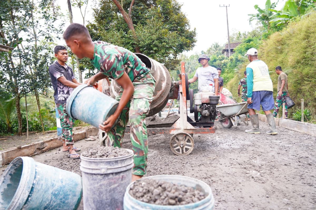 TMMD ke-127 Kodim 0808 Blitar, Pengecoran Rabat Jalan di Desa Krisik Capai Progres Signifikan