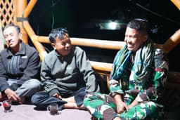 Pererat Kemanunggalan, Satgas TMMD 127 Kodim 0808 Blitar Ikut Ronda Malam Bersama Warga