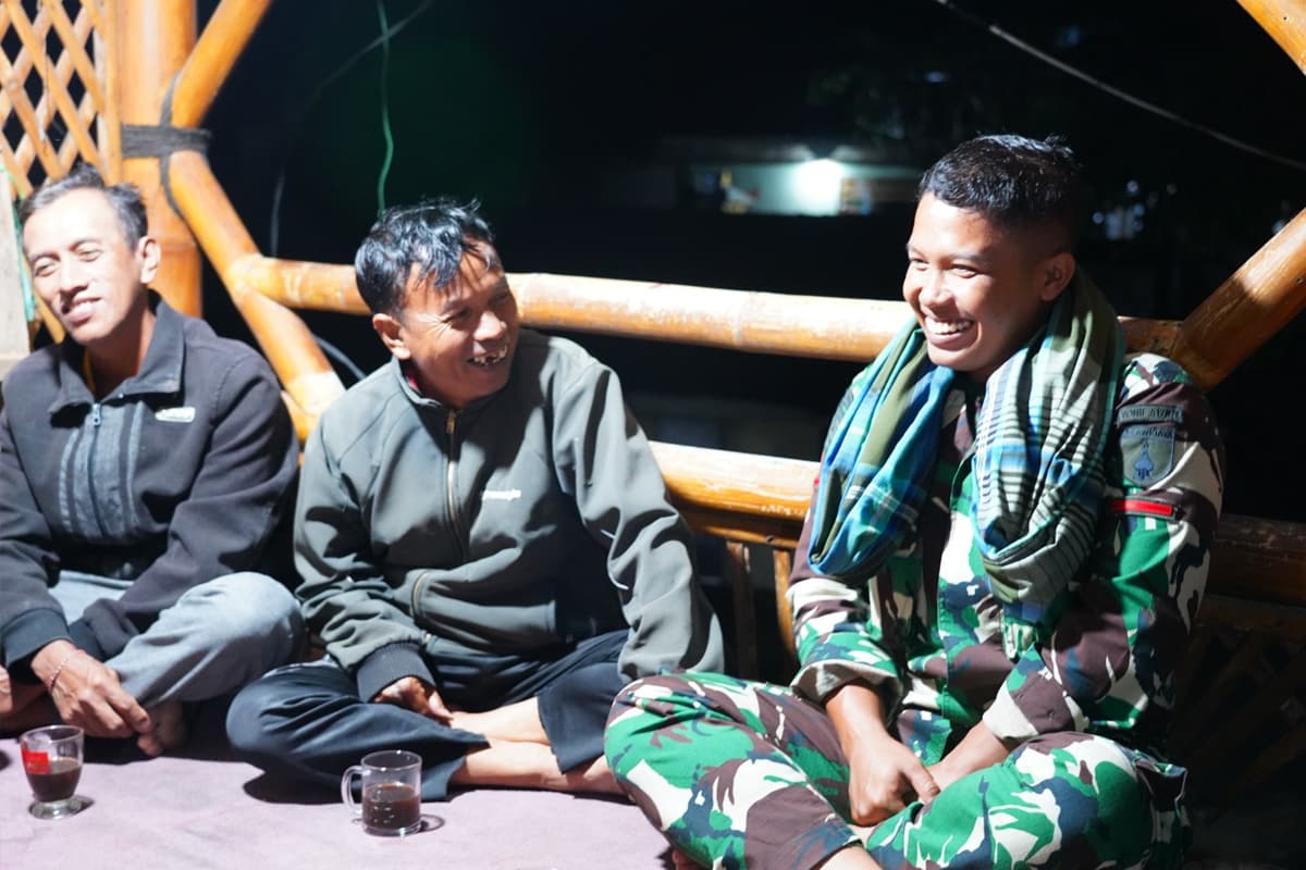 Pererat Kemanunggalan, Satgas TMMD 127 Kodim 0808 Blitar Ikut Ronda Malam Bersama Warga