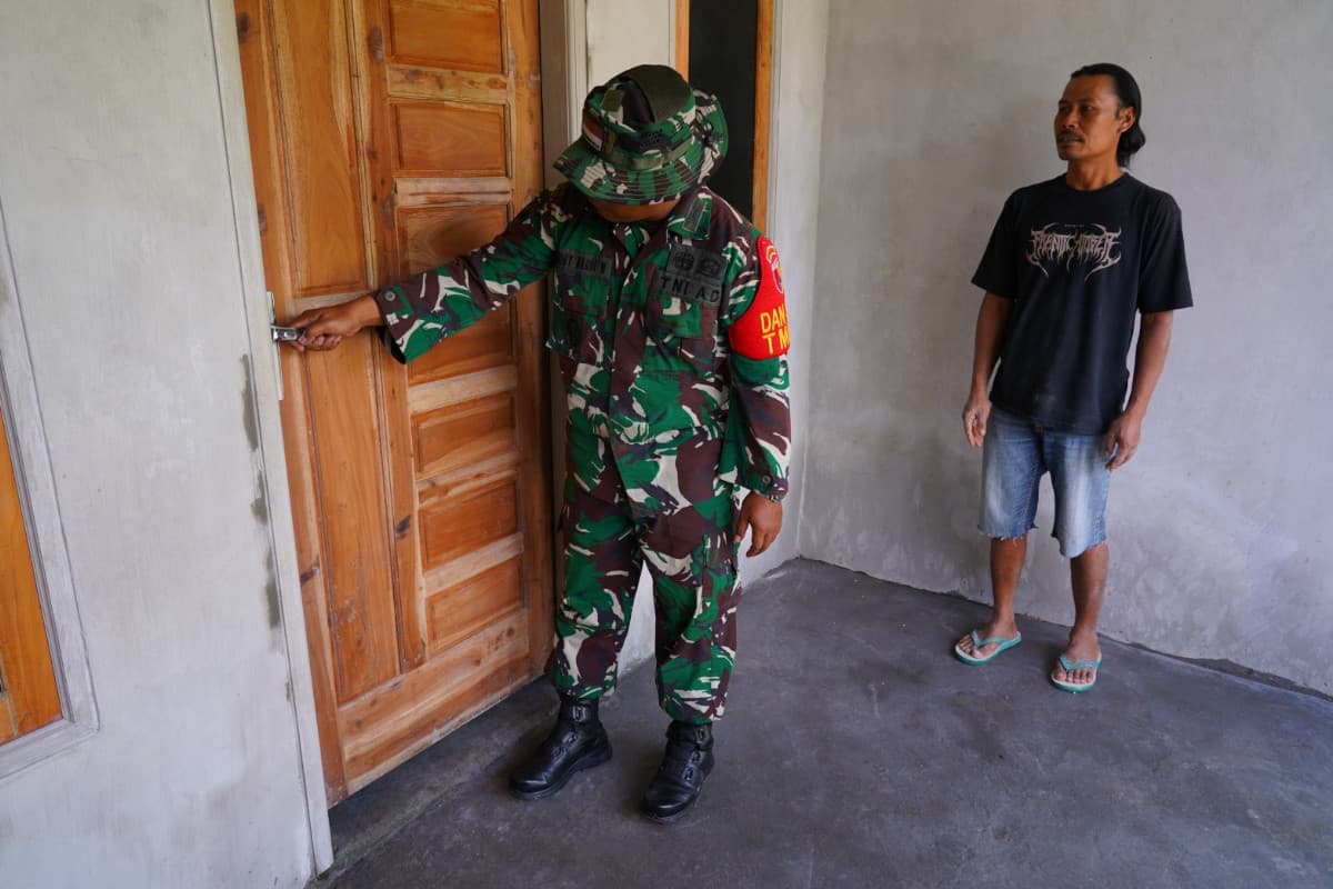 Jelang Penutupan TMMD 127, Dan SSK Kodim 0808 Blitar Cek Rumah RTLH Bu Muntiani di Desa Krisik
