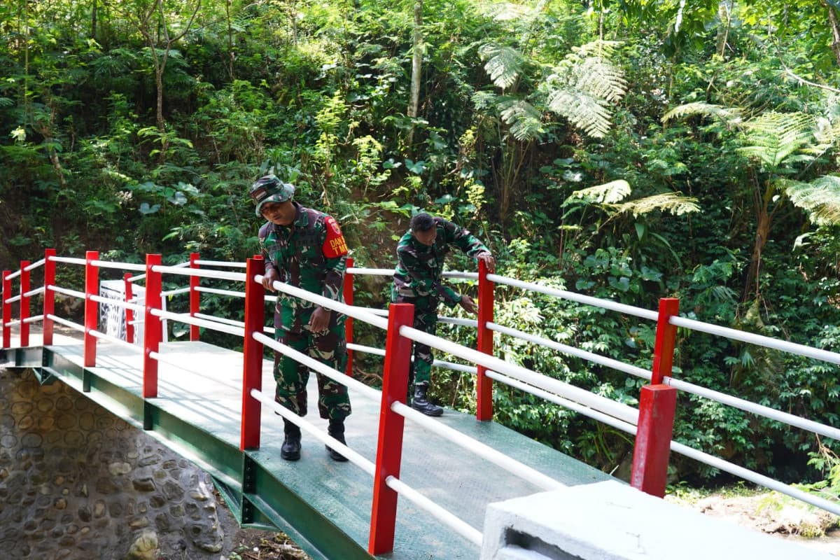 Satgas TMMD 127 Kodim 0808 Blitar Cek Jembatan Merah Putih di Desa Krisik, Pembangunan Rampung 100 Persen